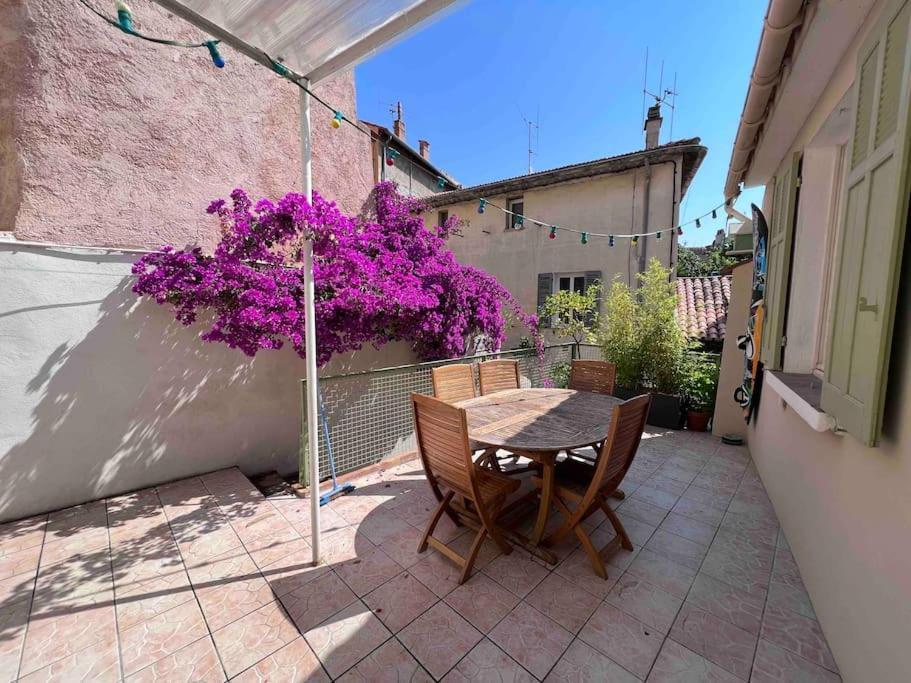 Maison Dans Les Rues Pietonnes Du Vieux Hyeres Hyères Exterior foto