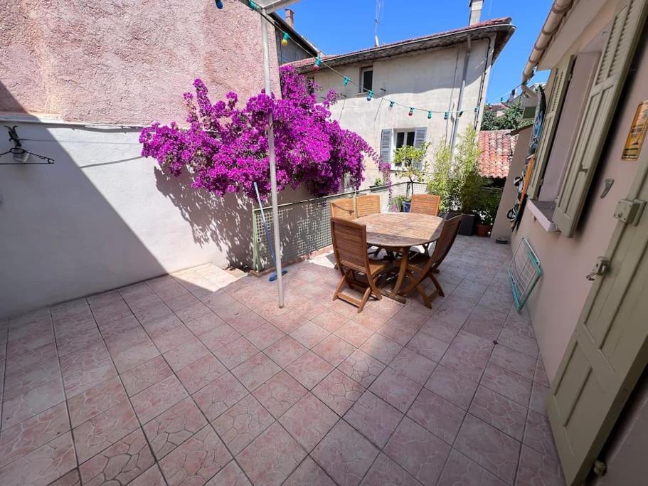 Maison Dans Les Rues Pietonnes Du Vieux Hyeres Hyères Exterior foto